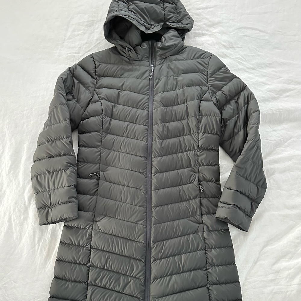 Patagonia Women's Silent Down Parka size Medium EUC in Forge Grey